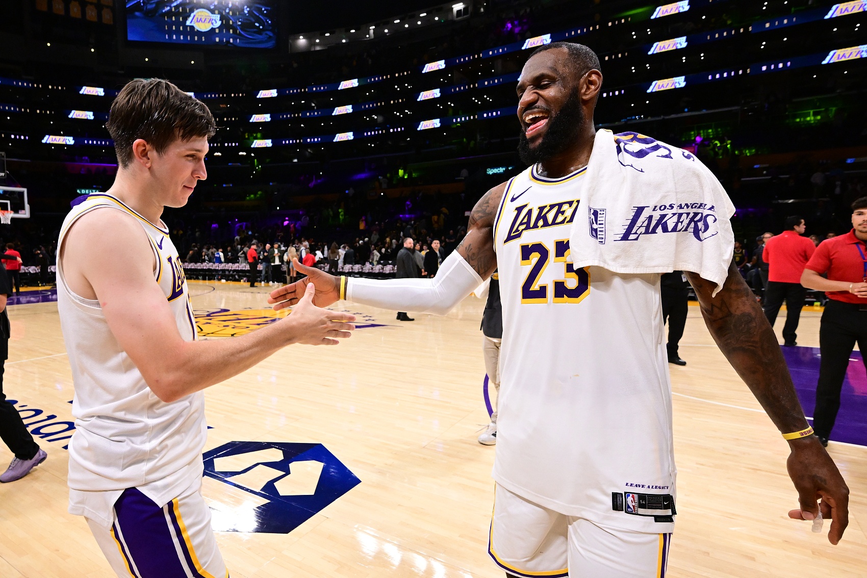 背靠背客戰開拓者！湖人首發：詹姆斯/里夫斯/DFS/八村塁/海斯